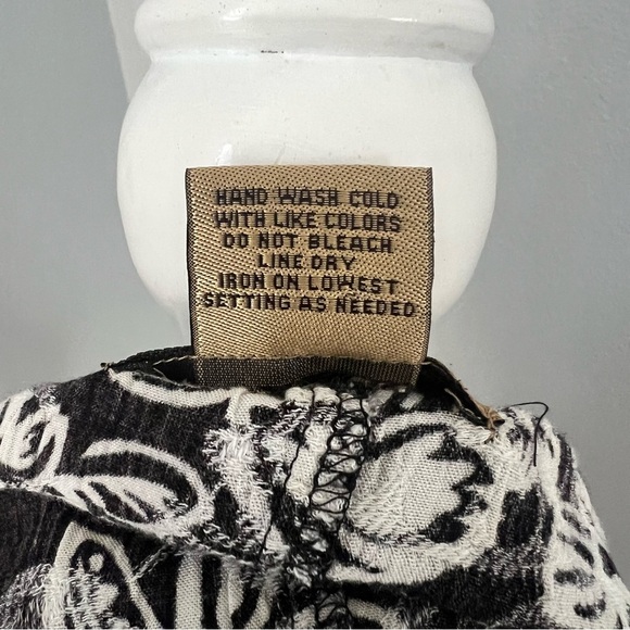 Women’s 1X Notations Sleeveless Tunic Black w/White Beachy Floral Pattern - Picture 7 of 8